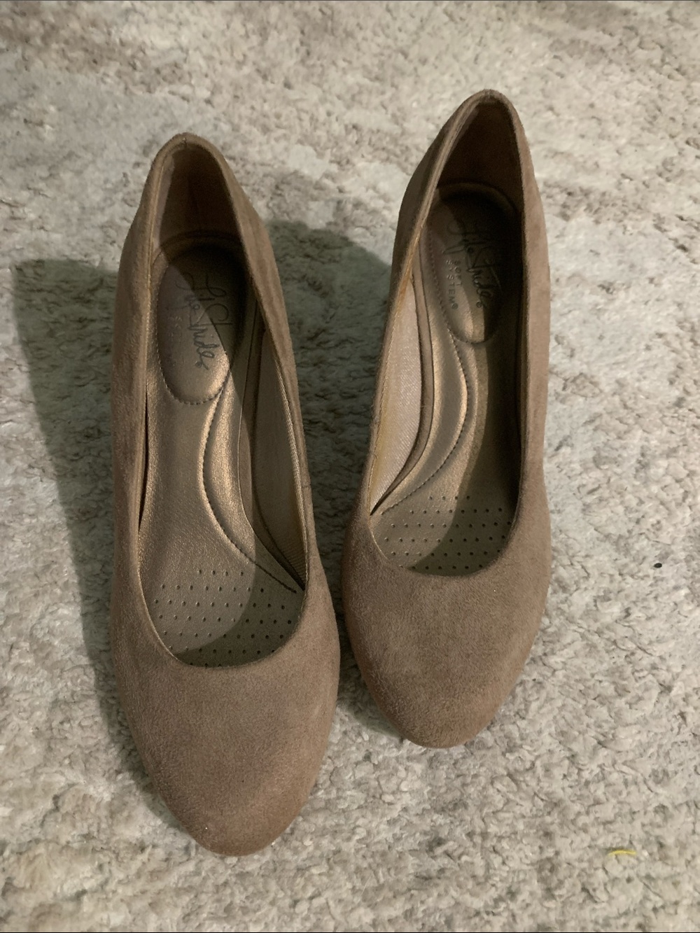 Suede Round-Toe Women's Pumps  in Taupe